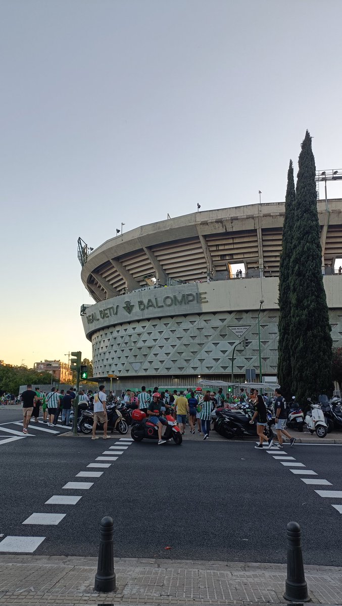 Estoy en mi sitio, estoy con mi gente. A por una nueva temporada <a href="/RealBetis/">Real Betis Balompié 🌴💚</a> <a href="/los_comegambas/">🎙️ Los 𝙲𝚘𝚖𝚎𝚐𝚊𝚖𝚋𝚊𝚜® | 🍤</a>