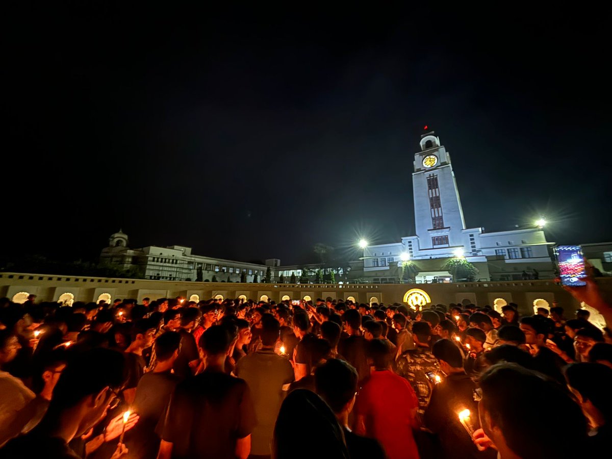 raaaghhzzz's tweet photo. such a powerful sight.

I know these rallies and candle marches might not be a solution but seeing an institution with a national eminence with students fighting out the authorities peacefully for just a peaceful defiance makes me not lose hope.

//bits pilani, 15.8.24// https://t.co/KVdadotsVs