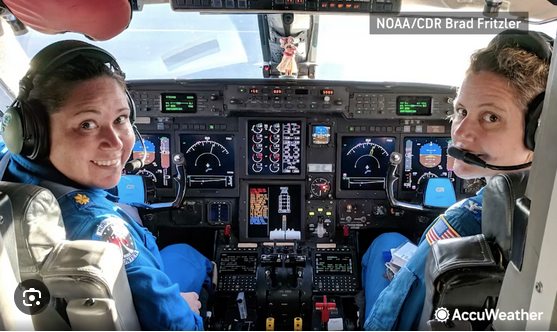 cpt340's tweet photo. Sabiam que quando se forma um furacão nas Caraíbas, daqueles que destroem tudo à sua passagem, há uns "malucos" que se metem lá dentro para os estudarem e oferecerem informações preciosas aos serviços meteorológicos?
São os Hurricane Hunters da NOAA, National Oceanic and Athmosferic Administration, dois aviões do tipo Lockheed WP3D Orion (variante do Lockheed Electra que fez a ponte aérea Rio-São Paulo durante décadas). Se alguma vez apanharam turbulência severa num voo esqueçam tudo o que sofreram  porque o que se passa no interior do furacão não é sequer classificável. Só vos digo que já houve quem levasse com acelerações de 7 Gs quando o limite estrutural dos aviões anda pelos 2 Gs. As tripulações são compostas por 2 pilotos e 15 cientistas, todos amarrados com cintos de segurança de 5 apoios. Entre os pilotos há duas mulheres sem medo sempre prontas a enfrentar estas monstruosidades.
Por isso, a próxima vez que o vosso avião "chocalhar" um bocadinho pensem nestes heróis e heroínas: turbulência de proporções bíblicas é com eles. Tudo para nosso bem