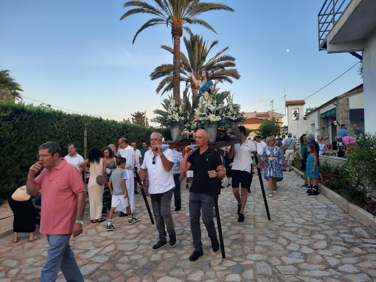 CartagenaPP's tweet photo. Nuestra concejal, Paqui Martínez, y el presidente de la #JuntaVecinal asisten a la misa y procesión de la Virgen de la Asunción en #PuntaBrava https://t.co/cwQqAZ8aIm