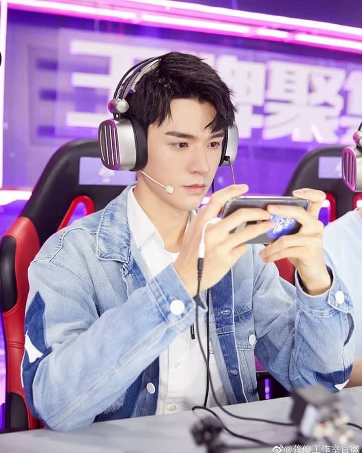 raytweet20's tweet photo. ✅ play video games
✅ HOT dude🔥
✅ Cute Big Baby😊
✅ Cold Stoic Model 

#Gongjun #Idealman https://t.co/9D9qc54ZMX