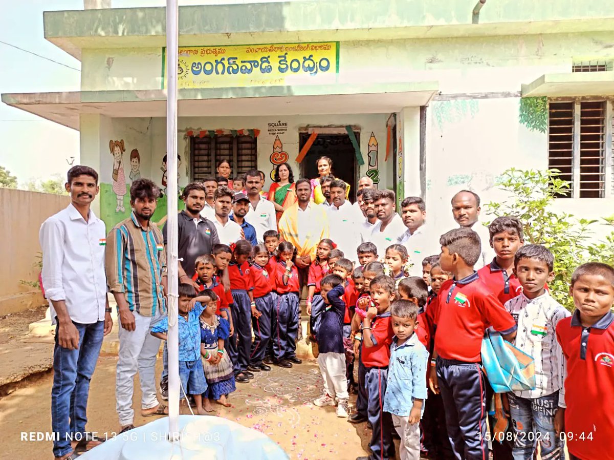 Naresh63616939's tweet photo. 🇮🇳మా సొంత గ్రామం పాములపర్తిలో స్వాతంత్ర్య దినోత్సవం సందర్భంగా జాతీయ జెండా 🇮🇳 ఆవిష్కరణ చేయడం జరిగింది.💐💙🇮🇳
#independenceday2024 #august2024
#pamulaparthy #mpps_pamulaparthy #babasaheb #Markook #bspgajwel #babasahebambedkar #phule https://t.co/9RWHYzjUQi