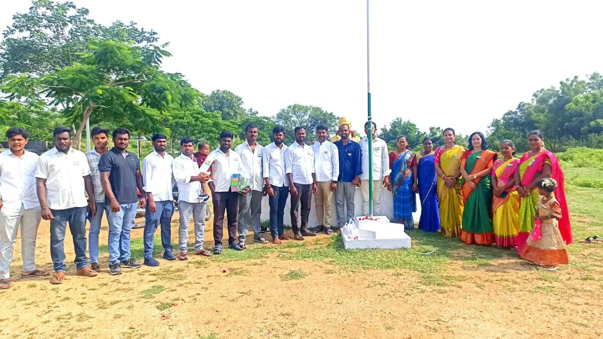 Naresh63616939's tweet photo. 🇮🇳మా సొంత గ్రామం పాములపర్తిలో స్వాతంత్ర్య దినోత్సవం సందర్భంగా జాతీయ జెండా 🇮🇳 ఆవిష్కరణ చేయడం జరిగింది.💐💙🇮🇳
#independenceday2024 #august2024
#pamulaparthy #mpps_pamulaparthy #babasaheb #Markook #bspgajwel #babasahebambedkar #phule https://t.co/9RWHYzjUQi