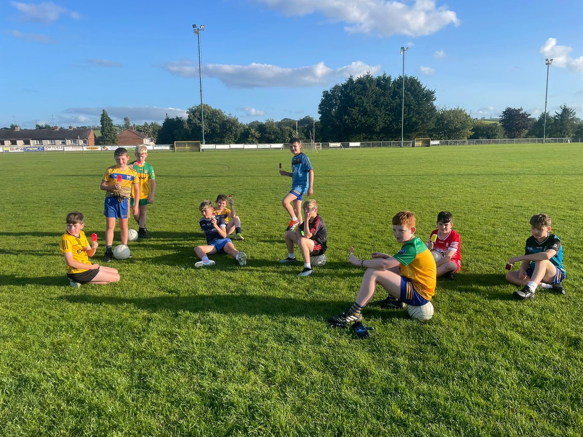 Our under 12s had no match tonight but got to enjoy some ice lollies in the warm weather 🌞