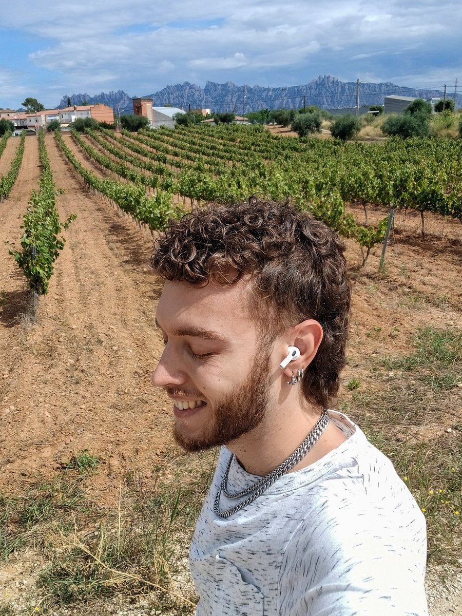 𝑹 ~ En días en que soy preso de las cuatro paredes de mi cuarto, decido huir solo donde nadie me encuentre. Siempre dicen que uno vuelve donde fue feliz. Y allí he estado, regresando a la niñez por unos instantes. Solo faltaban mis abuelos en la casa esperándome para comer.