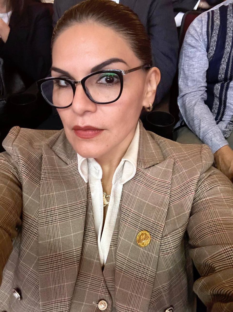 luzmiazul's tweet photo. Hoy México rompe su techo de cristal. Presente en la entrega de constancia de mayoría a la primera mujer Presidenta, @Claudiashein. Su liderazgo y amor por nuestro país abre un nuevo camino para la transformación. ¡Es tiempo de las mujeres! https://t.co/cayAIxCWjJ