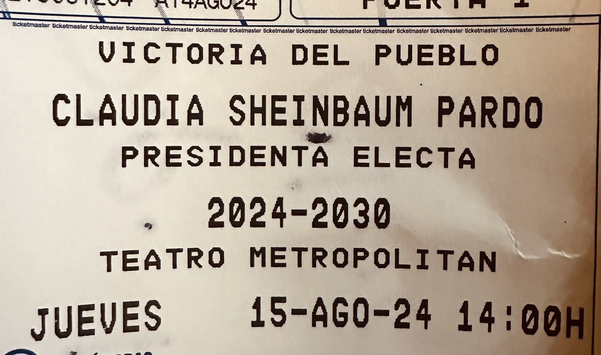 luzmiazul's tweet photo. Hoy México rompe su techo de cristal. Presente en la entrega de constancia de mayoría a la primera mujer Presidenta, @Claudiashein. Su liderazgo y amor por nuestro país abre un nuevo camino para la transformación. ¡Es tiempo de las mujeres! https://t.co/cayAIxCWjJ