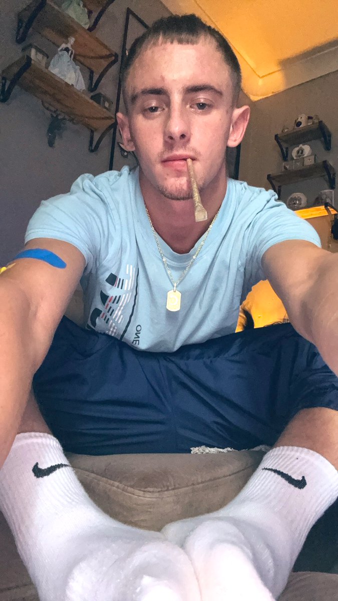 RyanJ20122's tweet photo. Your view as you serve me the only was to serve me is to leave a tribute for master 🦶🏻🧦 and come massage these after a long day on them #submit #send #serve #Findom #financialdomination #footsub https://t.co/23BvYX1Dah