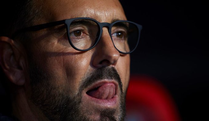 FedericoMemela's tweet photo. -Viaja a Bilbao con 14 futbolistas profesionales y Peter Federico 

-Se viste de corto por sí acaso el chofer del autobús 

-Coloca de 9 a un pivote defensivo del Ceuta fichado por 800€

-Le pega un repaso al Athletic y no gana de milagro 

DON JOSÉ ANTONIO BORDALÁS JIMENEZ https://t.co/nzBa54RwGu