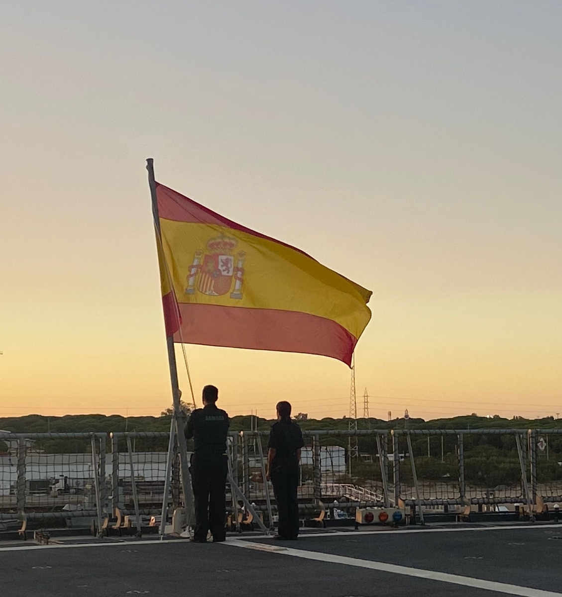 Armada_esp's tweet photo. Al ocaso despedimos el día de la mejor manera posible; Renovando el compromiso con España con la ceremonia de arriado de #Bandera.

Desde la Base Naval de #Rota, el buque de asalto anfibio #Galicia os desea #BuenasNoches. 

#SomosLaArmada ⚓️🇪🇸 https://t.co/0Q2UlwEjWb