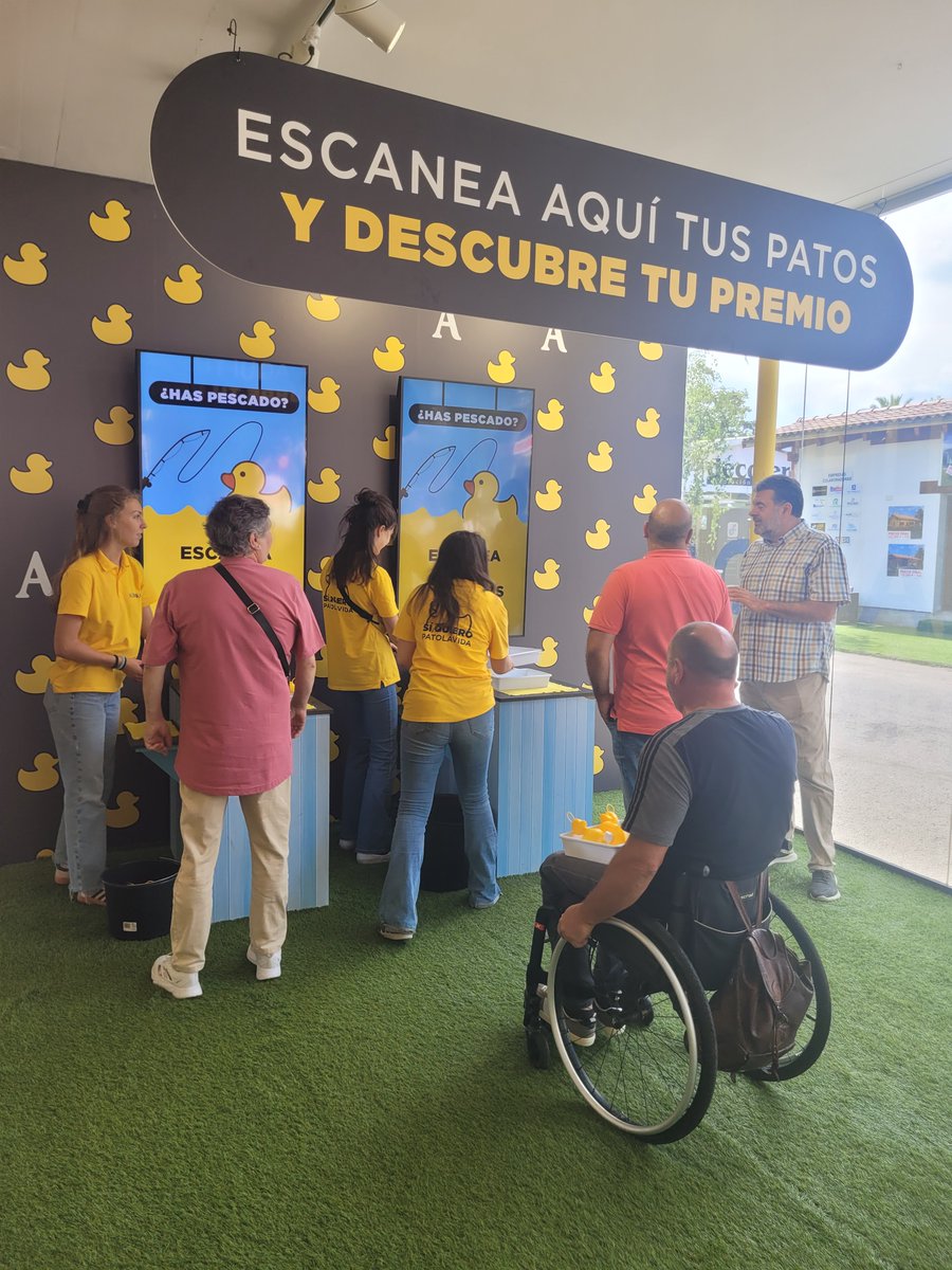 alimerka's tweet photo. ¡Seguimos recibiendo visitas especiales en nuestro stand de #FIDMA2024! 🎉 Los chicos de @FundaviAviles1 vinieron esta semana a disfrutar de un día lleno de sonrisas y de nuestro “¡#PATOLAVIDA!” 🐤✨.
 
¡Gracias por dejarnos ser parte de vuestra historia! 💛
#AlimerkaFIDMA2024 https://t.co/WJqOthP0ps