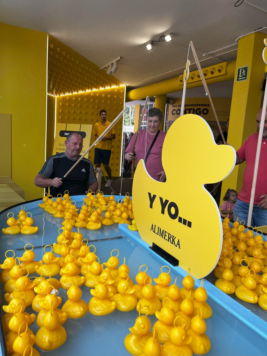 alimerka's tweet photo. ¡Seguimos recibiendo visitas especiales en nuestro stand de #FIDMA2024! 🎉 Los chicos de @FundaviAviles1 vinieron esta semana a disfrutar de un día lleno de sonrisas y de nuestro “¡#PATOLAVIDA!” 🐤✨.
 
¡Gracias por dejarnos ser parte de vuestra historia! 💛
#AlimerkaFIDMA2024 https://t.co/WJqOthP0ps