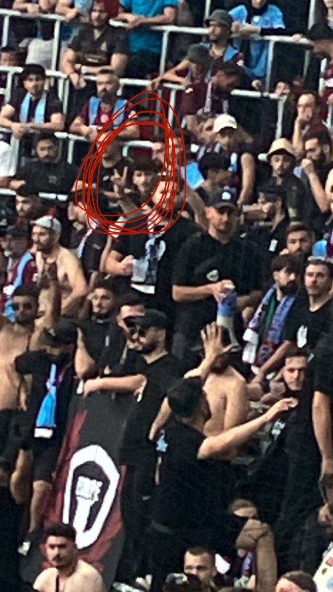 JonathanDorner's tweet photo. Den Trapzonspor-Fans bleibt nur das türkische Äquivalent des Hitlergrußes, der Wolfsgruß. Wir müssen solchen extremen Nationalistischen Tendenzen entgegentreten! #SCRTRA https://t.co/63q93AJROK