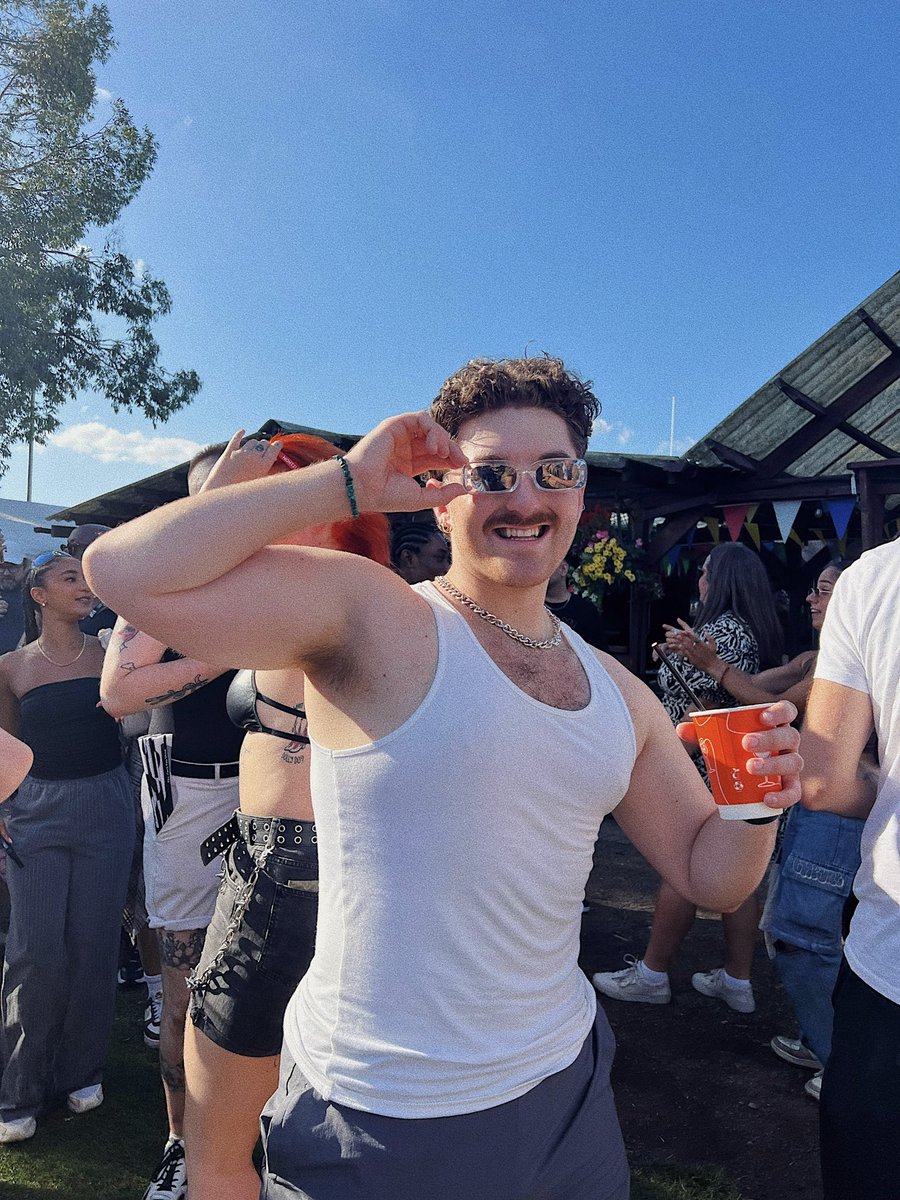 RogerMonks's tweet photo. forever getting too drunk at works summer bbq https://t.co/4oxmit21m0