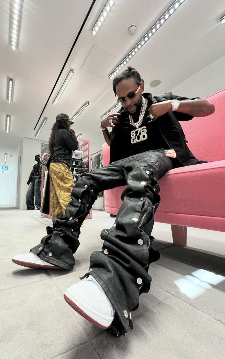 trimingham__'s tweet photo. •It’s a Trimingham Moment• Popcaan wearing our Black Trimingham Signature T-shirt 🌎🖤 @trimingham__ 

Discover our site - https://t.co/BpuT8xMmJJ https://t.co/ab7Bc8KAar