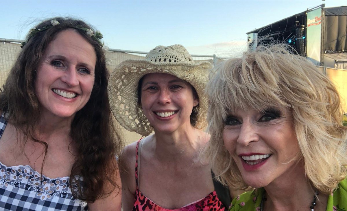 alex_dancefit's tweet photo. Strictly @toyahofficial @frippofficial @devafestuk
#toyah #robert #toyahandrobert #strictly #strictlycomedancing #devafest #festival #sunday #sundaylunch #cholmondeley #castle #chester #davidbowie #joanjett #gunsnroses #blacksabbath #marthaandthemuffins #fashion #heroes #boobies https://t.co/txnNjqeiVP