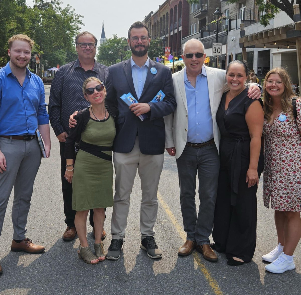trudel_denis's tweet photo. Prêts à faire feu aujourd'hui dans #LasalleÉmardVerdun
Porte-à-porte avec notre candidat @LP_Sauve et ma collègue @A_Larouche_Shef
Sérieux, ça sent bon !!
@BlocQuebecois https://t.co/jwuM4qZXzv