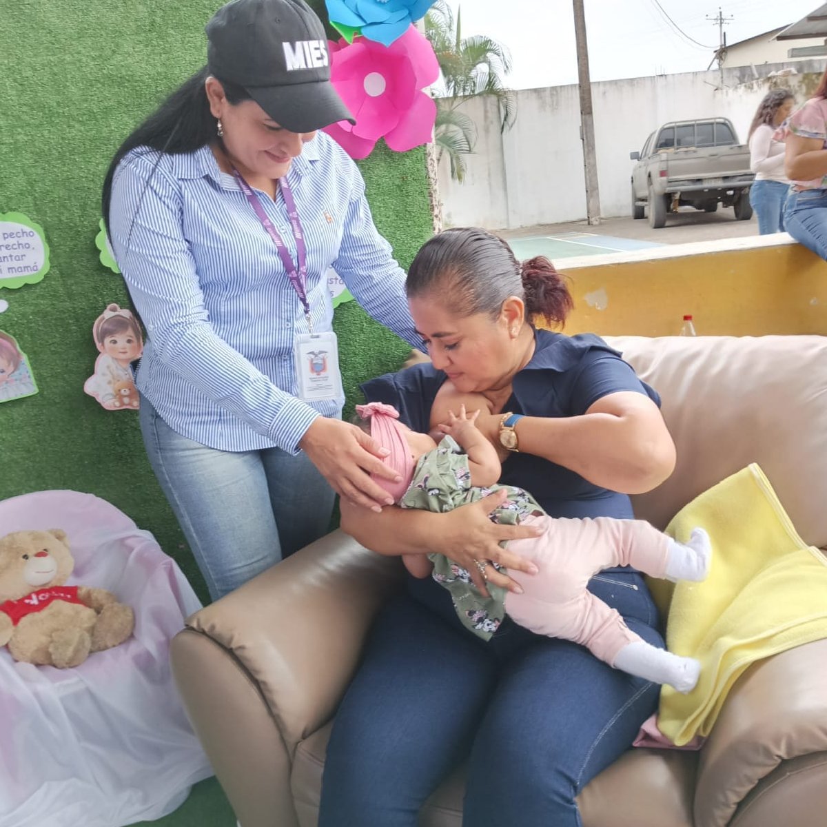 DHumanoEc's tweet photo. #Quevedo | En la parroquia La Esperanza, el #MIES desarrolló la Brigada Social por #ElNuevoEcuador donde participaron instituciones públicas, emprendedores y familias con el objetivo de llevar los servicios estatales a los sectores más alejados del país. 
#ElNuevoEcuadorResuelve https://t.co/cd3X32OryR