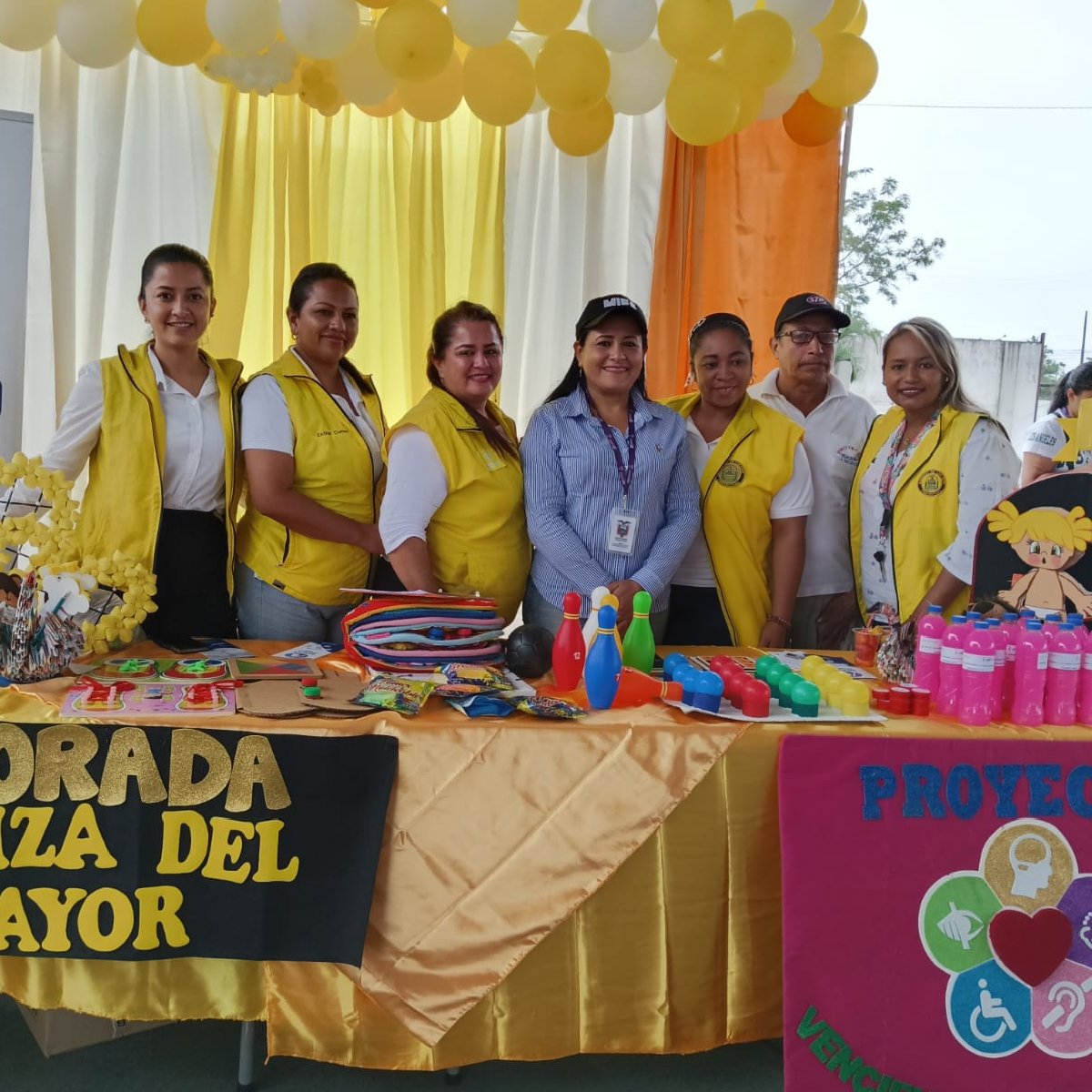 DHumanoEc's tweet photo. #Quevedo | En la parroquia La Esperanza, el #MIES desarrolló la Brigada Social por #ElNuevoEcuador donde participaron instituciones públicas, emprendedores y familias con el objetivo de llevar los servicios estatales a los sectores más alejados del país. 
#ElNuevoEcuadorResuelve https://t.co/cd3X32OryR