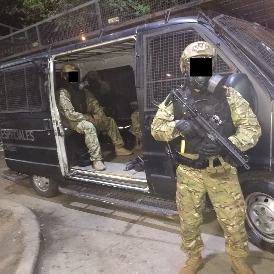 ant1_ignorancia's tweet photo. Dato: los de la División de Operaciones Especiales Metropolitanas (DOEM) de los porteños están en BOLAS. Ellos son la primera línea del país con el #GEOF en terrorismo. El #DOEM va a los operativos en combis, no tienen vehículos blindados en 2024, como les ratonean material. https://t.co/6FXFLHl5zb