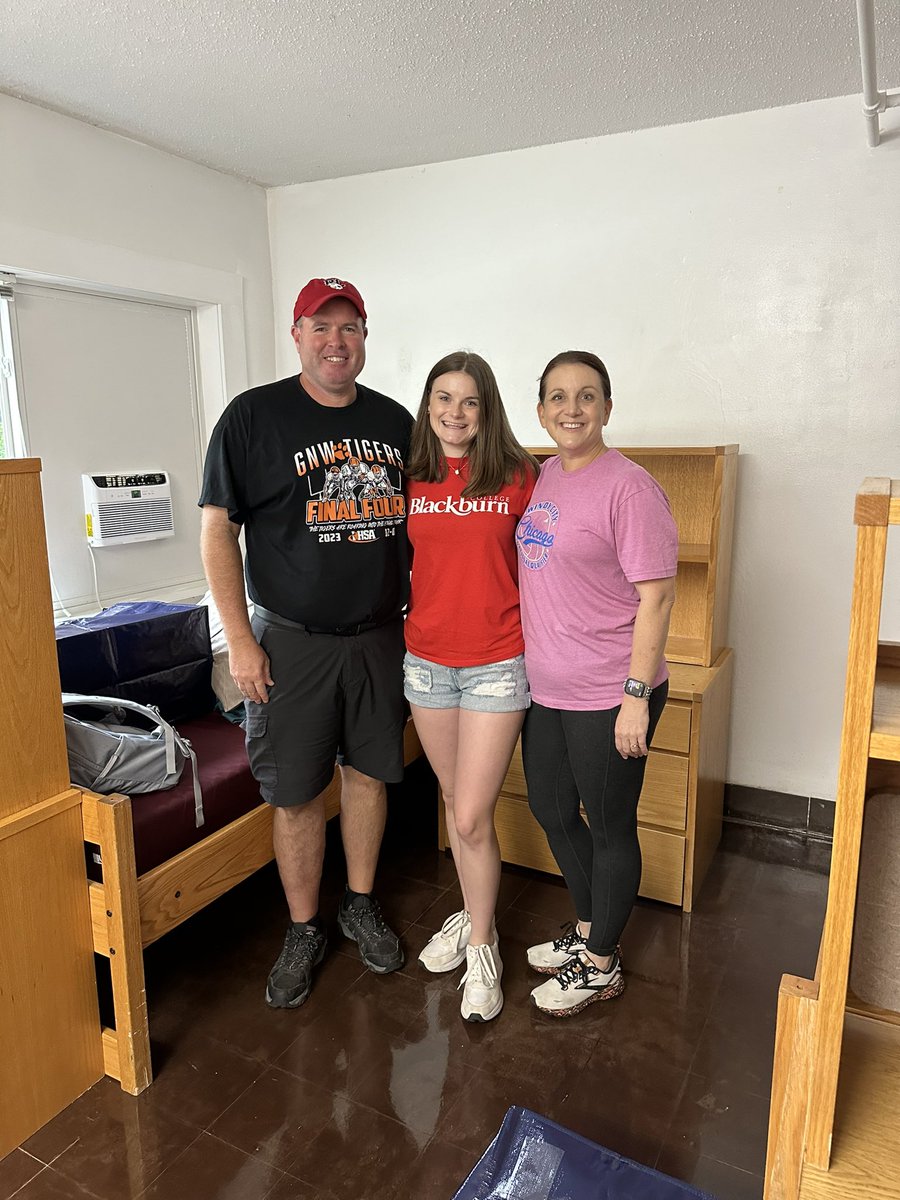 Blackburnvb_'s tweet photo. Welcome Home! We are here on campus and ready to take on this season.🤩🦫🥹
#BuildingtheDam #TailsUP https://t.co/0saklHEbXg