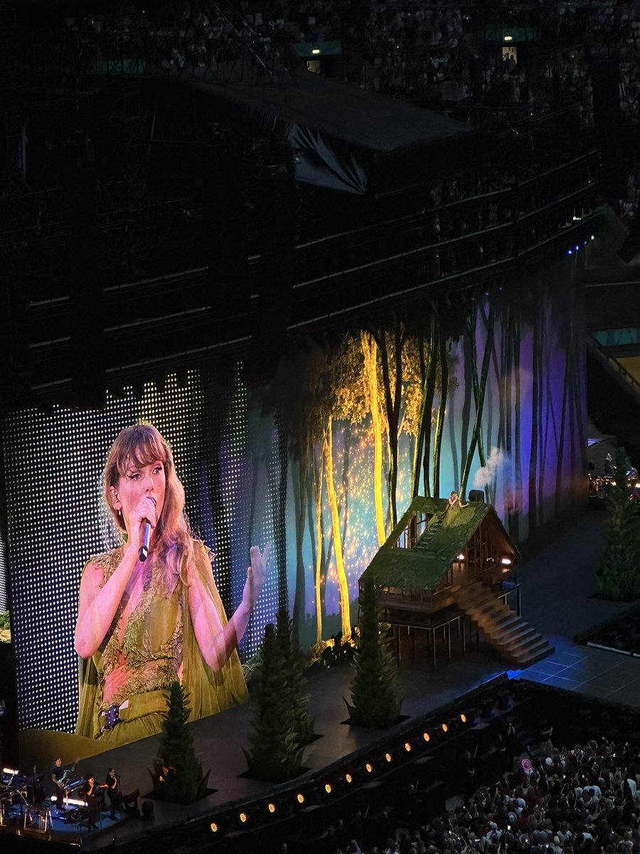 diyaistrying's tweet photo. #LondonTSTheErasTour 💚 https://t.co/NghRnIWlBd