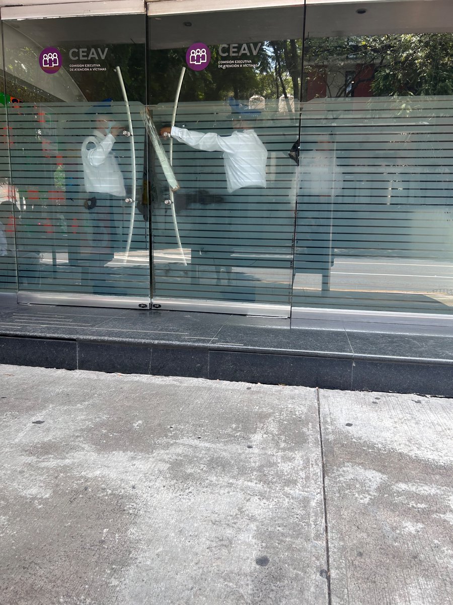 Mirandazull's tweet photo. Indignante lo que pasa en @CEAVmex @CEAVI_CDMX, atienden a las víctimas en la calle, tienen 3 guardias en la puerta y la cierran con un palo de madera.  @DDHHmx https://t.co/YIL2Xgww0G