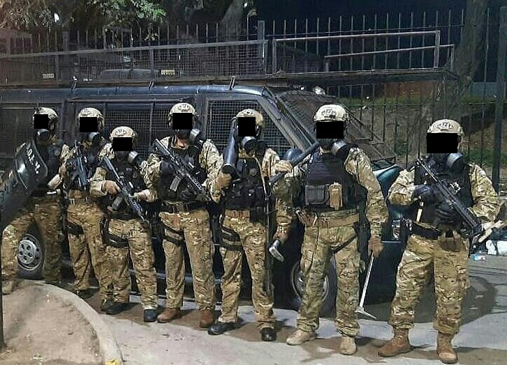 ant1_ignorancia's tweet photo. Dato: los de la División de Operaciones Especiales Metropolitanas (DOEM) de los porteños están en BOLAS. Ellos son la primera línea del país con el #GEOF en terrorismo. El #DOEM va a los operativos en combis, no tienen vehículos blindados en 2024, como les ratonean material. https://t.co/6FXFLHl5zb