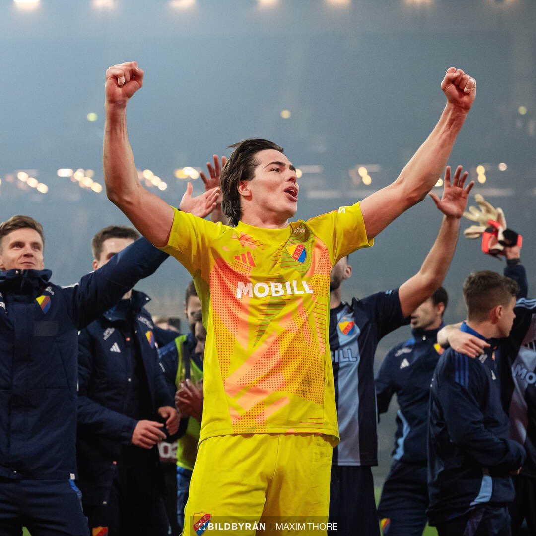 viktorado's tweet photo. Du är en av dom som skiner.

Välkommen tillbaka i framtiden! https://t.co/d4Xze6WFWZ