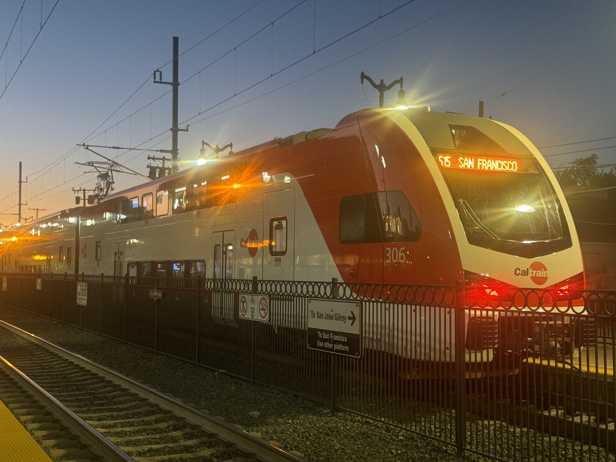 Antnii's tweet photo. @Caltrain Highlight of my Wednesday was the EMU rolling up and taking it NB from Mountain View to San Mateo. https://t.co/uX3ZqRMFZh
