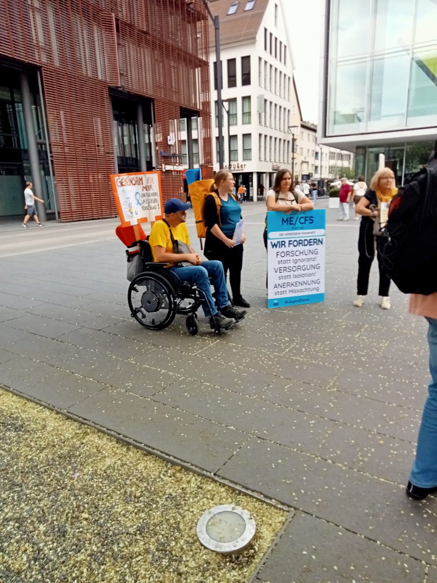 LiegendDemo's tweet photo. Nach Interviews mit dem SWR4 und einer kurzen Rede am Löwenbrunnen, in der Susanne Ritter, Selbsthilfe Alb-Donau-Kreis Ulm über ME/CFS sprach und ein Gedicht vorlas, tauschten wir uns noch mit der Presse aus. ⬇️
#MECFS #Inklusion #chronischkrank #severeME #bellscore #bettlägerig https://t.co/p2913VmgFD