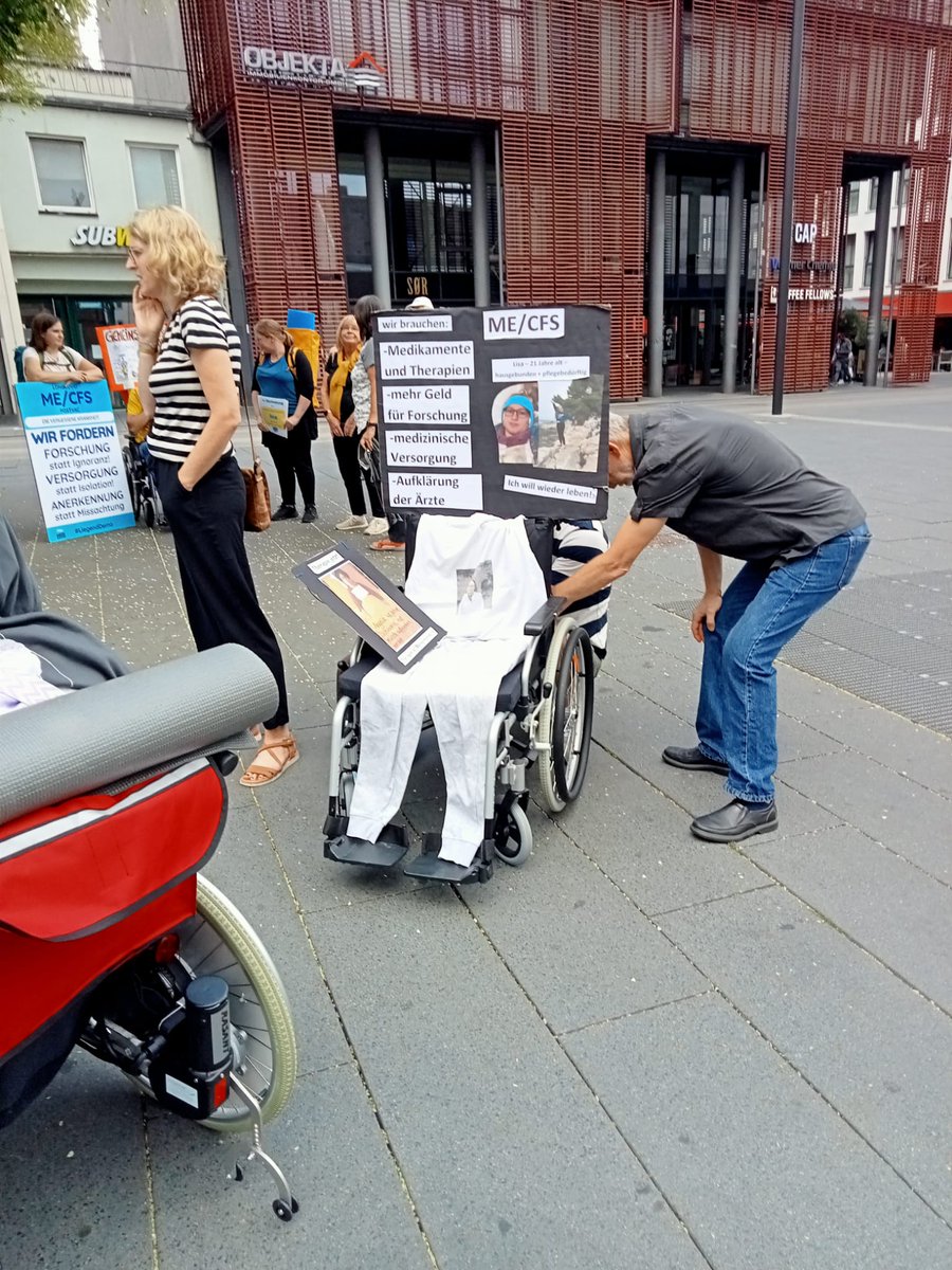 LiegendDemo's tweet photo. Nach Interviews mit dem SWR4 und einer kurzen Rede am Löwenbrunnen, in der Susanne Ritter, Selbsthilfe Alb-Donau-Kreis Ulm über ME/CFS sprach und ein Gedicht vorlas, tauschten wir uns noch mit der Presse aus. ⬇️
#MECFS #Inklusion #chronischkrank #severeME #bellscore #bettlägerig https://t.co/p2913VmgFD