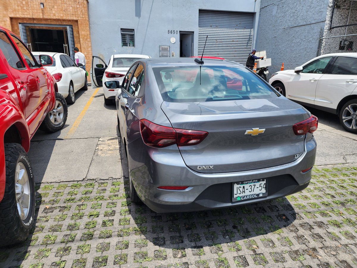 Kurt89Wallach's tweet photo. @Trafico_ZMG @JaliscoVial @MovilidadZap Chevrolet Onix placas JSA3754. Obstruye salida de vehículo en carnicería, bloqueando banqueta y negándose a moverse, alegando "tener prisa" cuando el carro de adelante iba de salida, al enterarse que vialidad venía en camino, huye... https://t.co/imAGO33SYa