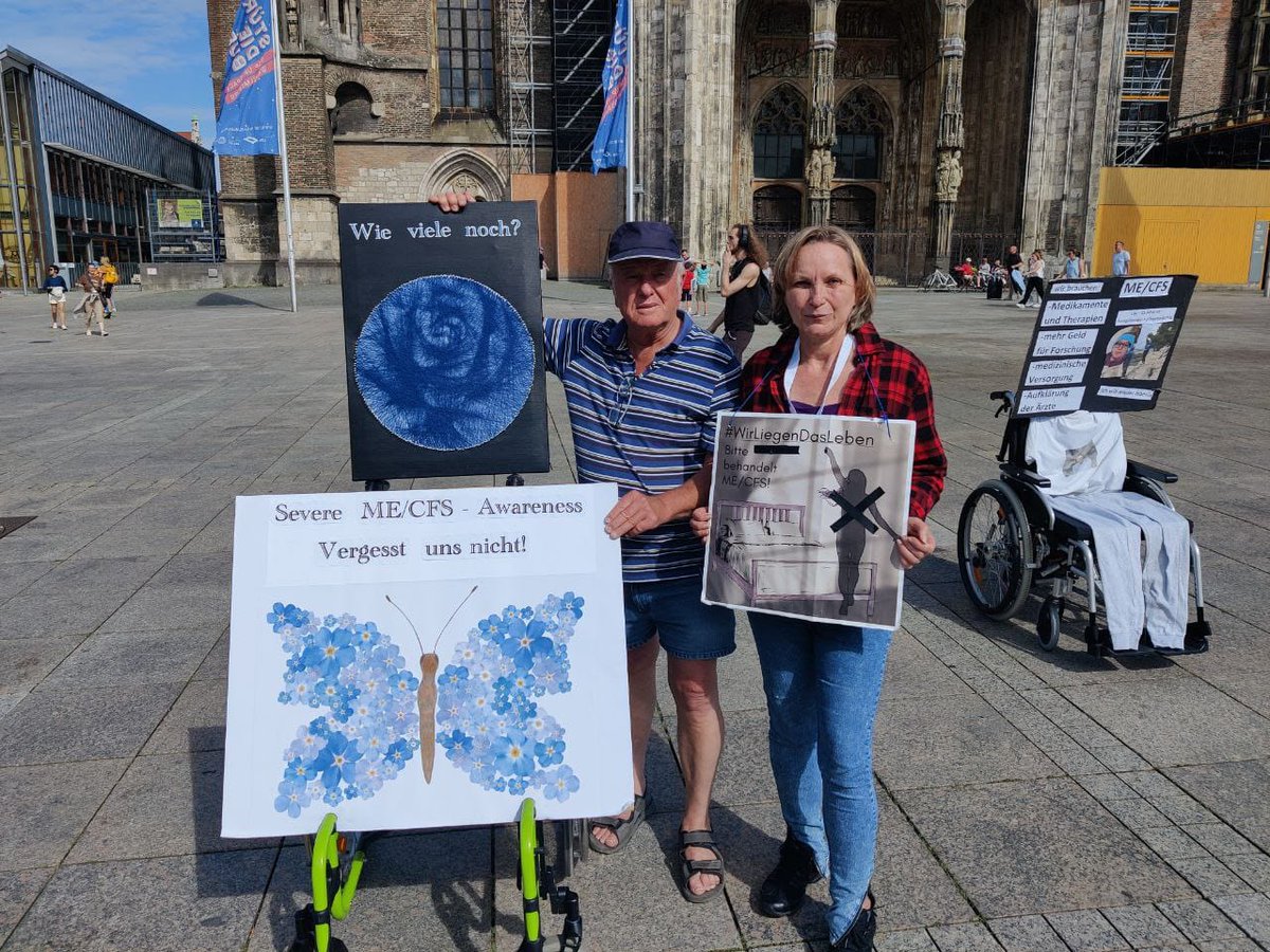 LiegendDemo's tweet photo. Nach Interviews mit dem SWR4 und einer kurzen Rede am Löwenbrunnen, in der Susanne Ritter, Selbsthilfe Alb-Donau-Kreis Ulm über ME/CFS sprach und ein Gedicht vorlas, tauschten wir uns noch mit der Presse aus. ⬇️
#MECFS #Inklusion #chronischkrank #severeME #bellscore #bettlägerig https://t.co/p2913VmgFD