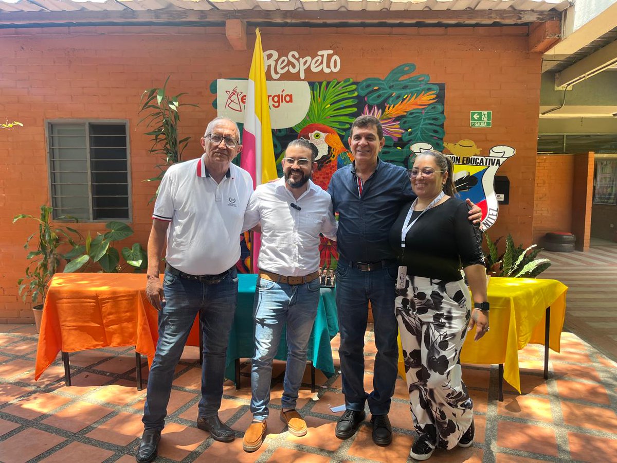 "La Administración Municipal, liderada por el Alcalde Juan David Piedrahita López y el Secretario de Educación Giancarlo Upegui Rivas, agradece a SERVIVAL por su valiosa donación de 50 kits escolares para los estudiantes de la Institución Educativa Ramón Martínez Benítez.