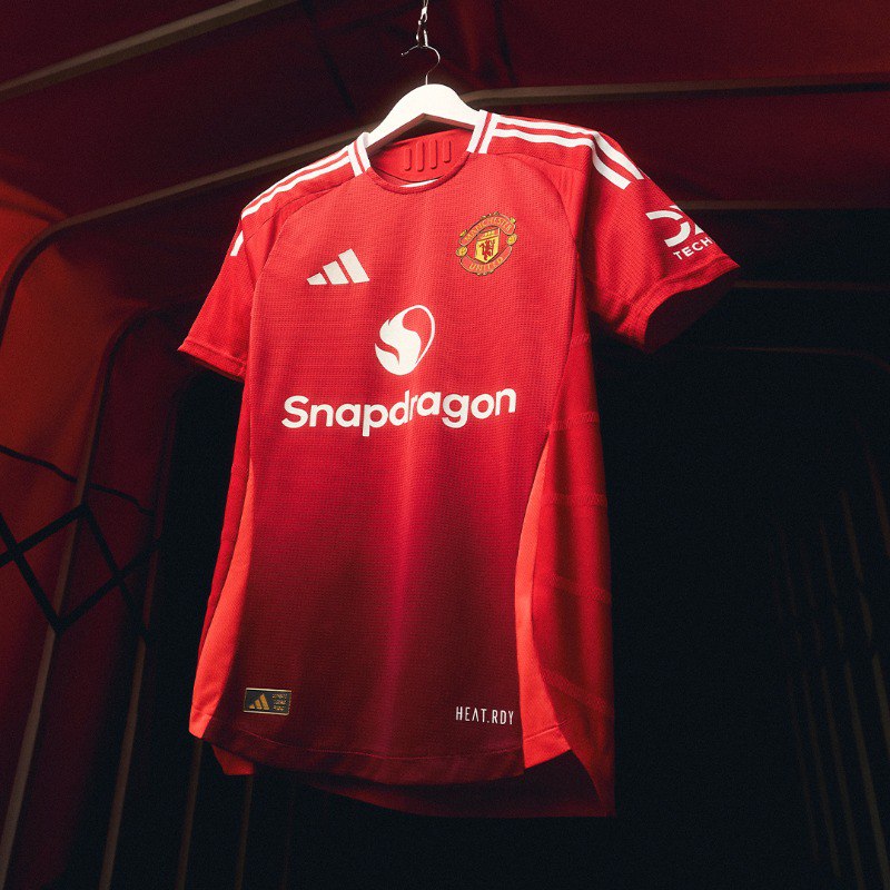 1realjuniah's tweet photo. @Snapdragon_UK @ManUtd The Home jersey https://t.co/mt1Tqrhlih