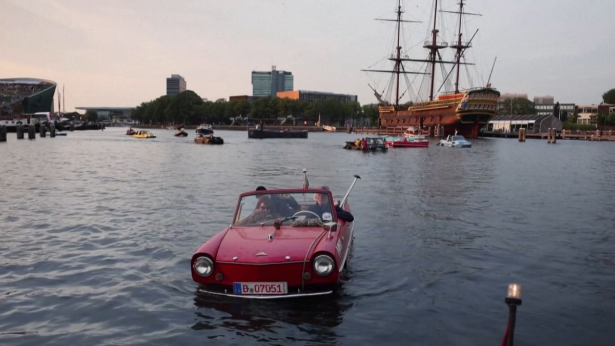 thisispedal's tweet image. 🚗💦 Today, 100 amphibious cars made a splash through Amsterdam&apos;s iconic canals for a final float! Catch this unique parade before it&apos;s gone for a while! 🌊🇳🇱 #AmsterdamCanals #AmphibiousCar #FinalFloat #pedal #pedalapp #thisispedal

Discover more: pedalapp.com