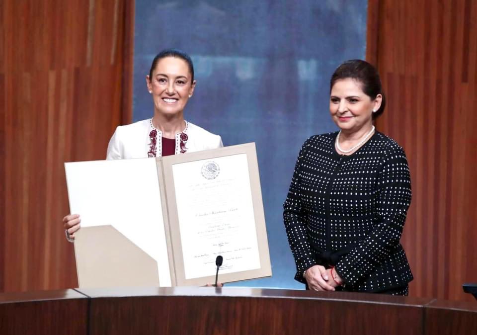 Karladz95's tweet photo. 🚨México rompió el techo de cristal

¡Oficialmente tenemos Presidenta de México!🇲🇽 

Primera mujer que ostentará el cargo después de 200 años y 65 hombres al frente del país. 

Muchas felicidades Dra.Claudia Sheinbaum 🙌 https://t.co/dNNzHF4kye