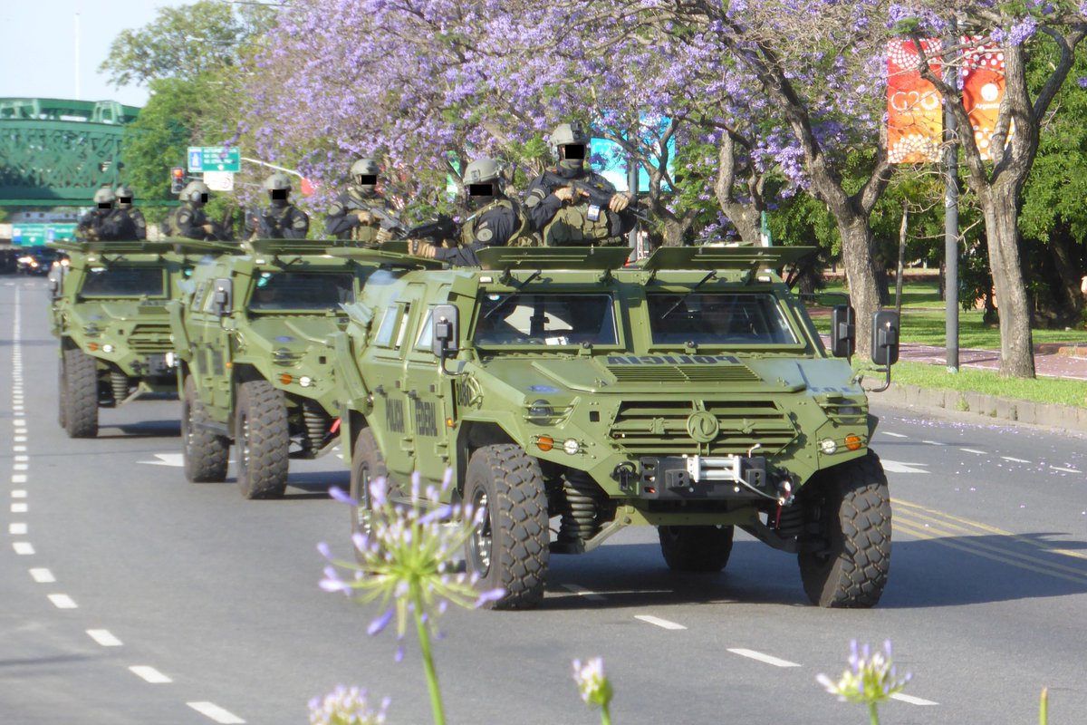 ant1_ignorancia's tweet photo. Hasta en el #GEOF tienen lo donado por China que al menos te saca la cartucheria básica de encima. Los que mejor están son los de Gendarmería (#Alacrán). De las fuerzas federales, los más dejados son los #Albatros. Este país odia su río y mar, definitivamente. https://t.co/cqc0gJRH0n