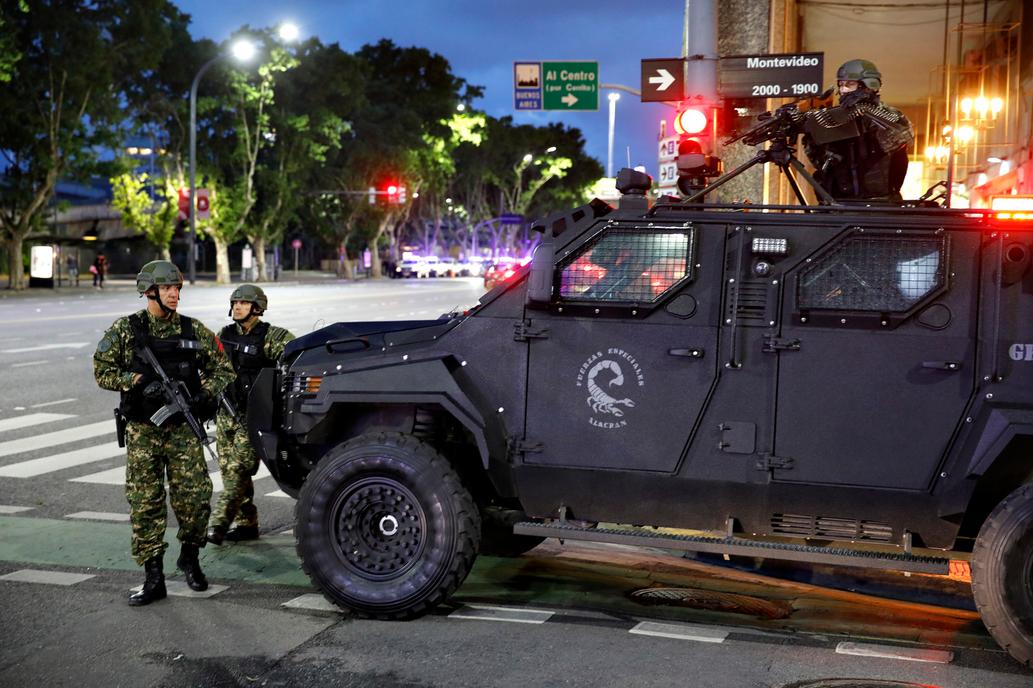 ant1_ignorancia's tweet photo. Hasta en el #GEOF tienen lo donado por China que al menos te saca la cartucheria básica de encima. Los que mejor están son los de Gendarmería (#Alacrán). De las fuerzas federales, los más dejados son los #Albatros. Este país odia su río y mar, definitivamente. https://t.co/cqc0gJRH0n