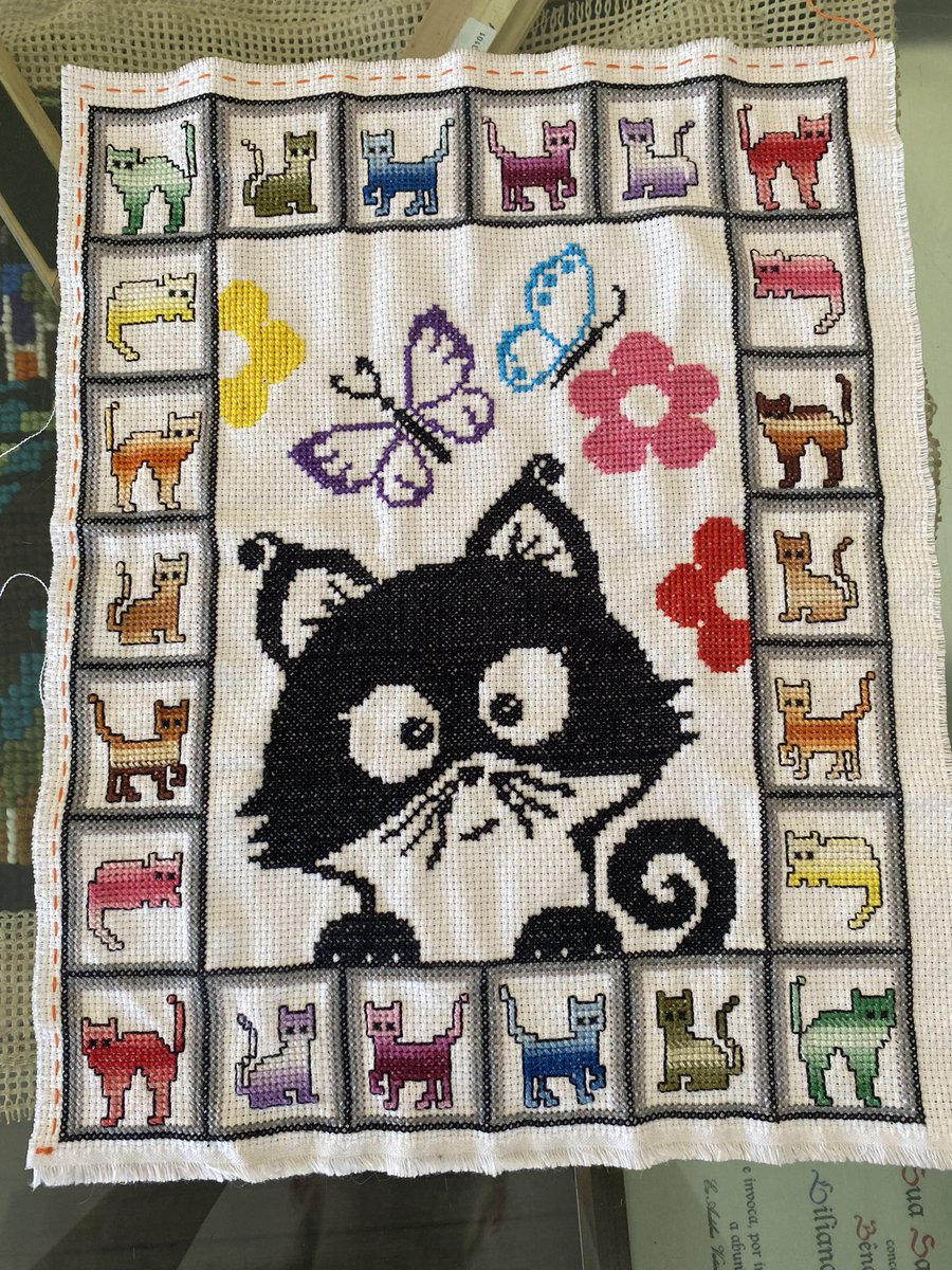 umataldeela's tweet photo. @purin_naka Eu to na vibe do bordado (ponto cruz), mas adoro td q é trabalho manual, crochê, pintura, desenho, etc… foto dos dois bordados que fiz pra por no meu quarto agr como quadrinhos https://t.co/MGtOBF2sb7