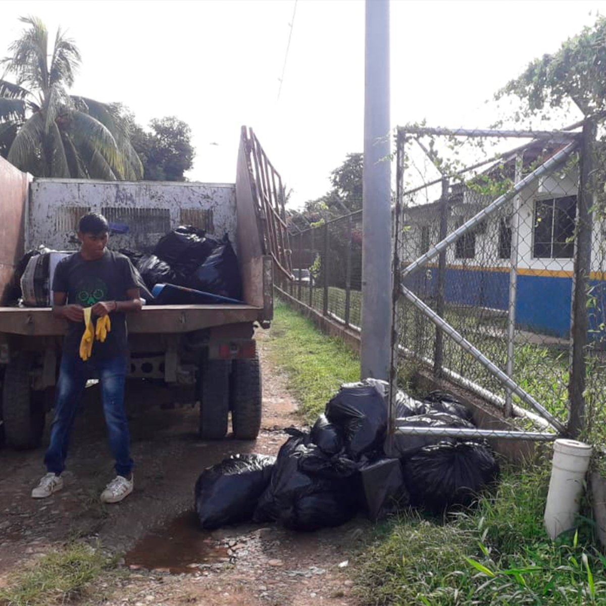 MUNPINOGANA's tweet photo. Trabajos de recolección de los desechos en el corregimiento de Metetí.
#ornatoyaseo 
#mupidarien https://t.co/nWfCPYg2Fp