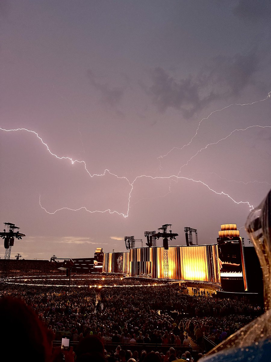r_begood's tweet photo. the lightning was a paid actor ⚡️ #AdeleinMunich @AdeleAccess https://t.co/DpNxBO42tV