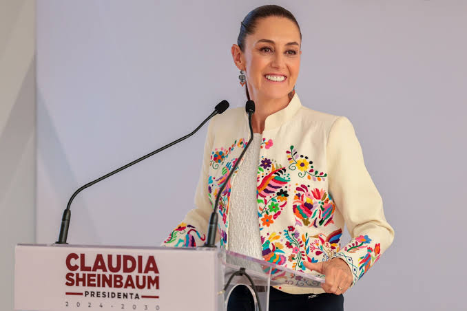 ¡Felicidades! A la Dra. <a href="/Claudiashein/">Claudia Sheinbaum Pardo</a> al ser la primera mujer presidenta de México, superando toda la guerra en su contra, sin duda es histórico y un orgullo que nos represente. ¡Viva la 4T!
#ClaudiaPresidenta