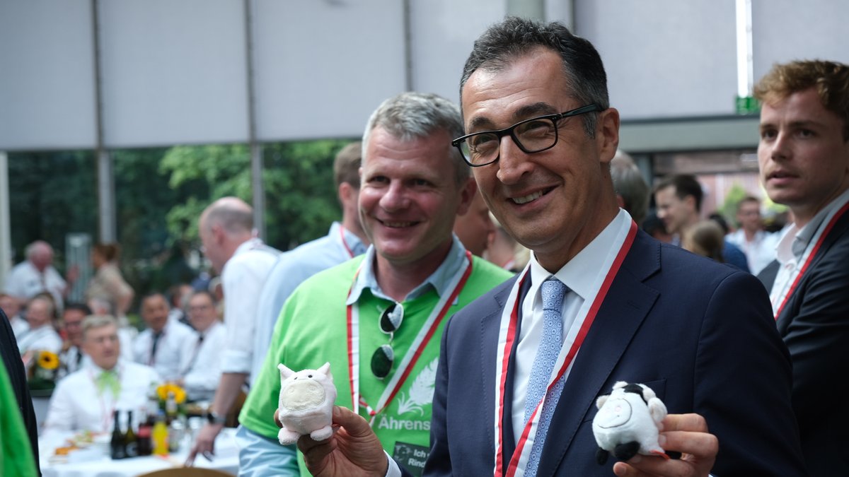 Das Oldenburger Münsterland ist eine der Herzkammern der deutschen Land- und Ernährungswirtschaft. Auf dem Stoppelmarkt sprach Bundesminister <a href="/cem_oezdemir/">Cem Özdemir</a> mit Vertretern des Kreislandvolkverbandes Vechta u.a. über die Themen zukunftsfeste Tierhaltung &amp; Tierhaltungskennzeichnung.