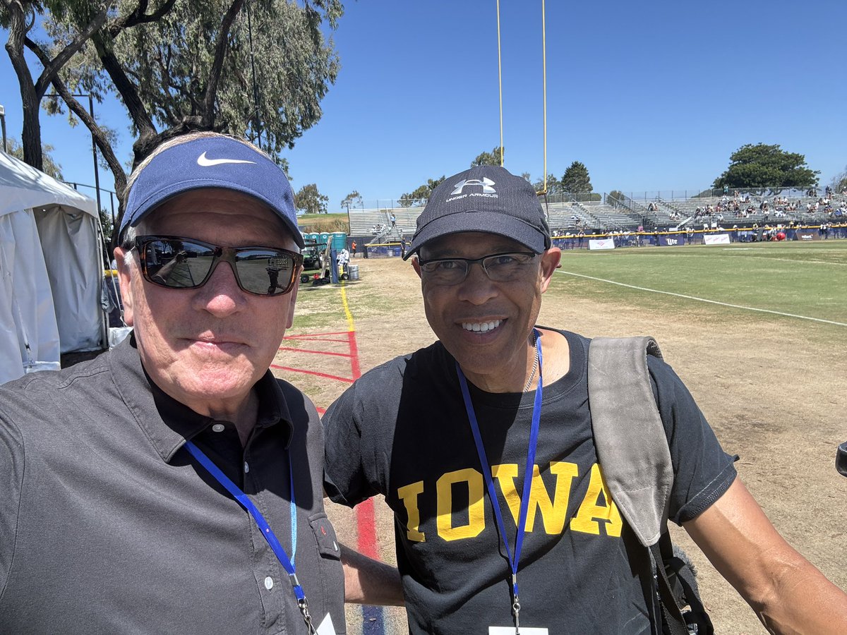 MikeDoocyFox4's tweet photo. What a nice welcome back to camp from @arnoldpayne.  Go Hawks! #Foxnard https://t.co/YrrSl299Pr