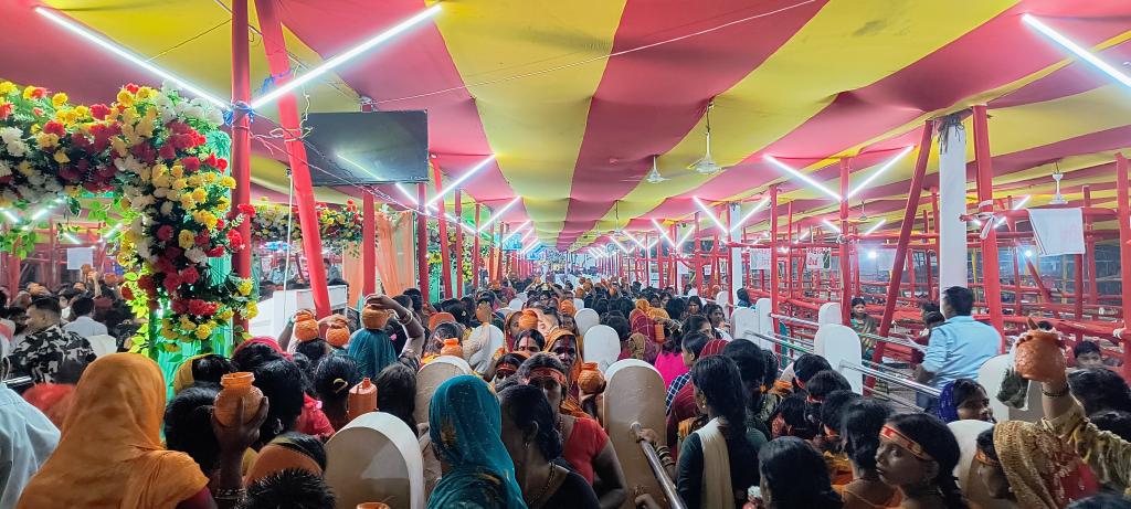 IndexMadhepura's tweet photo. बाबा सिंहेश्वर की नगरी में चौथे सोमवारी के अवसर पर भक्तों का सैलाब उमड़ पड़ा। श्रद्धालुओं की भारी भीड़ और उत्साह ने मंदिर परिसर को आध्यात्मिक रंग में रंग दिया। 🙏🏽🕉️
#सावन #सिंहेश्वर
@IPRDBihar @DM_Madhepura
#Madhepura #Bihar #Singheswar https://t.co/VtO9Wl1jCe