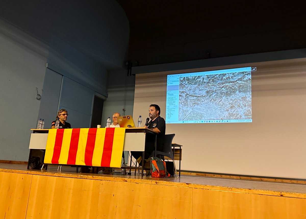 marcsolanes's tweet image. La gestió del mosaic agrícola i forestal de la vall del #Segre és determinant per a la prevenció d'incendis en un dels boscos més vulnerables del país. Ha estat una luxe escoltar Marc Castellnou avui a #Ponts. Gràcies, @BombersPonts!