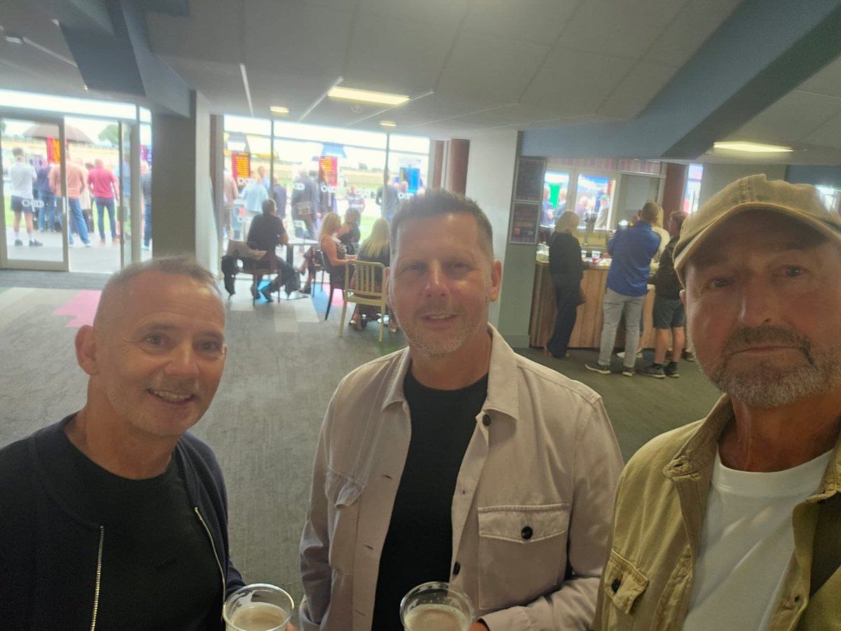 leskendall3's tweet photo. Beverley Races https://t.co/ijJnMA8q6X