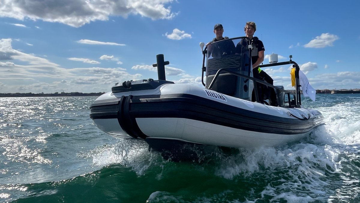 Teenager sets new Round Britain Record in an electric boat trib.al/AhDnRco
